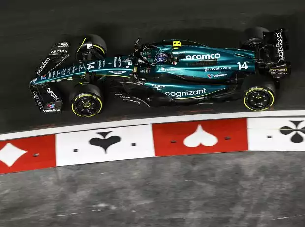 Fernando Alonso im Aston Martin AMR23 beim Las-Vegas-Grand-Prix 2023 Titel-Bild zur News: Fernando Alonso im Aston Martin AMR23 beim Las-Vegas-Grand-Prix 2023