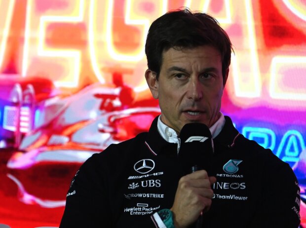 Titel-Bild zur News: Mercedes-Motorsportchef Toto Wolff beim Formel-1-Rennen in Las Vegas 2023