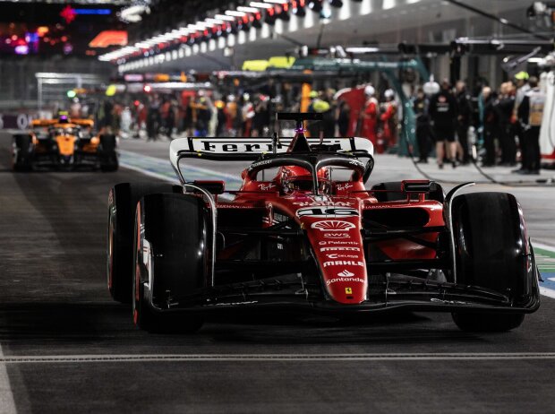 Titel-Bild zur News: Charles Leclerc im Ferrari SF-23 in der Boxengasse in Las Vegas 2023