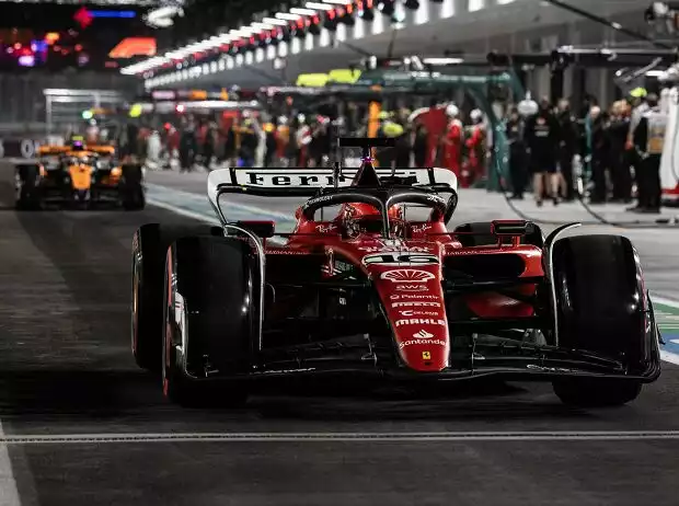 Charles Leclerc im Ferrari SF-23 in der Boxengasse in Las Vegas 2023 Titel-Bild zur News: Charles Leclerc im Ferrari SF-23 in der Boxengasse in Las Vegas 2023