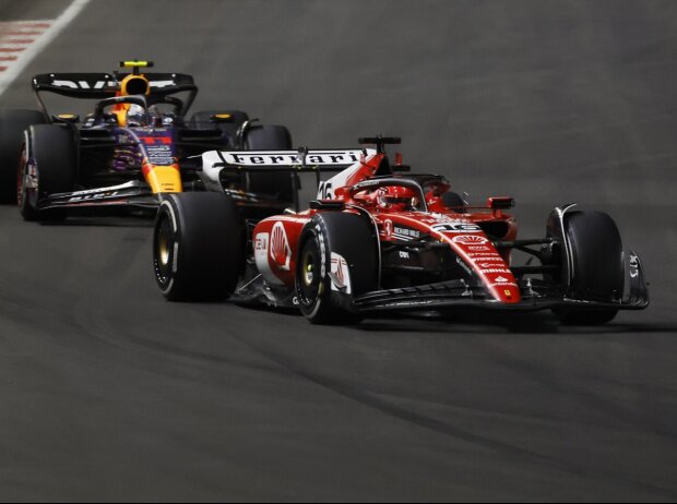 Titel-Bild zur News: Sergio Perez im Red Bull RB19 hinter Charles Leclerc im Ferrari SF-23