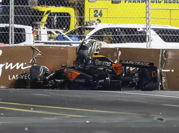 Lando Norris steigt aus seinem zerstörten McLaren beim Formel-1-Rennen von Las Vegas 2023 Titel-Bild zur News: Lando Norris steigt aus seinem zerstörten McLaren beim Formel-1-Rennen von Las Vegas 2023