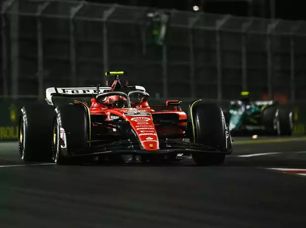 Carlos Sainz (Ferrari SF-23) beim Formel-1-Rennen in Las Vegas 2023 Titel-Bild zur News: Carlos Sainz (Ferrari SF-23) beim Formel-1-Rennen in Las Vegas 2023