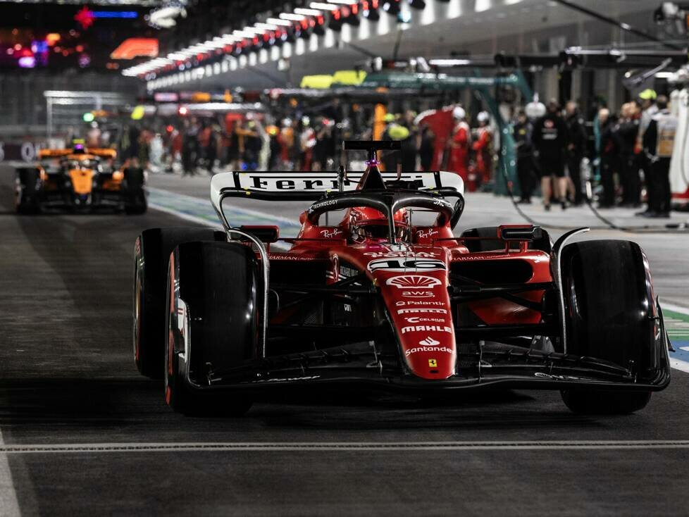 Charles Leclerc im Ferrari SF-23 in der Boxengasse in Las Vegas 2023