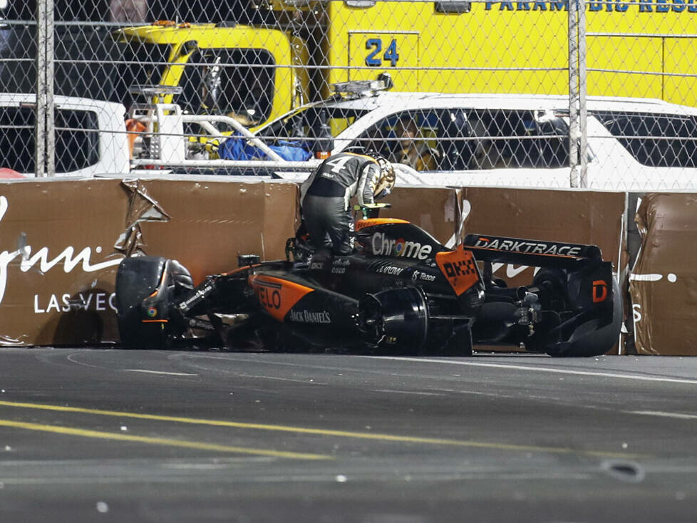 Lando Norris steigt aus seinem zerstörten McLaren beim Formel-1-Rennen von Las Vegas 2023