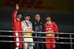 Charles Leclerc (Ferrari), Max Verstappen (Red Bull) und Sergio Perez (Red Bull) 