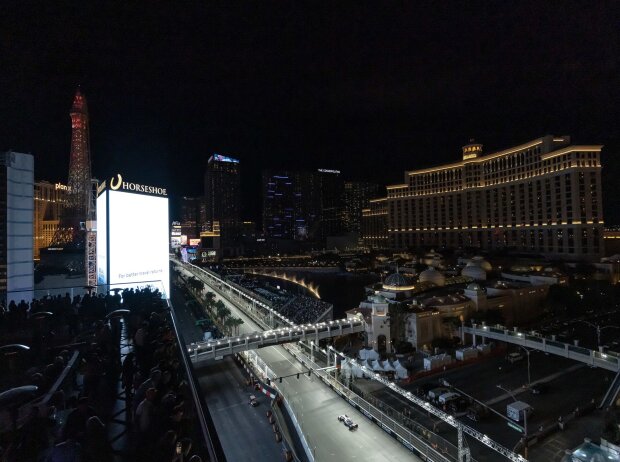 Ein Formel-1-Auto vor der nächtlichen Kulisse der Spielerstadt Las Vegas 2023 Ein Formel-1-Auto vor der nächtlichen Kulisse der Spielerstadt Las Vegas 2023