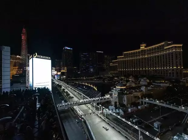 Ein Formel-1-Auto vor der nächtlichen Kulisse der Spielerstadt Las Vegas 2023 Titel-Bild zur News: Ein Formel-1-Auto vor der nächtlichen Kulisse der Spielerstadt Las Vegas 2023