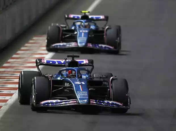 Esteban Ocon vor Pierre Gasly (Alpine A523) beim Formel-1-Rennen in Las Vegas 2023 Titel-Bild zur News: Esteban Ocon vor Pierre Gasly (Alpine A523) beim Formel-1-Rennen in Las Vegas 2023