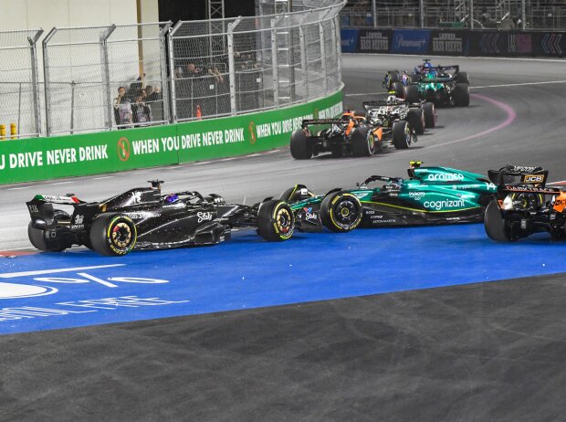 Valtteri Bottas (Alfa Romeo) und Fernando Alonso (Aston Martin) beim Formel-1-Rennen in Las Vegas 2023 Valtteri Bottas (Alfa Romeo) und Fernando Alonso (Aston Martin) beim Formel-1-Rennen in Las Vegas 2023