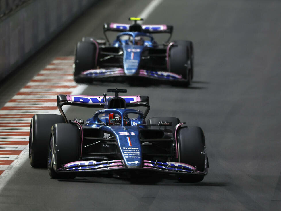 Esteban Ocon vor Pierre Gasly (Alpine A523) beim Formel-1-Rennen in Las Vegas 2023