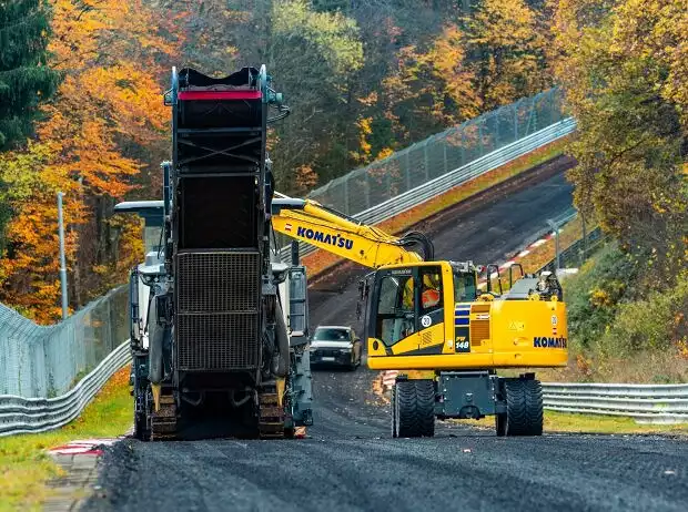 Titel-Bild zur News: Der alte Belag ist bereits weg: In der Fuchsröhre wird neuer Asphalt gelegt