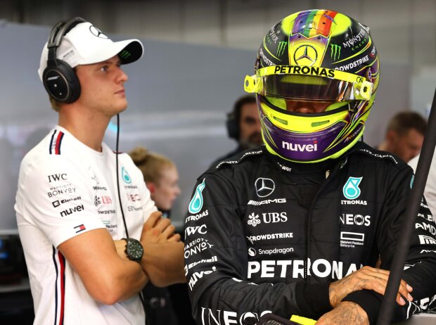 Titel-Bild zur News: Mick Schumacher und Lewis Hamilton (Mercedes)