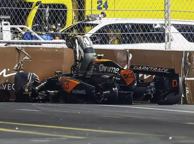 Lando Norris nach seinem Unfall beim Formel-1-Rennen in Las Vegas 2023 Titel-Bild zur News: Lando Norris nach seinem Unfall beim Formel-1-Rennen in Las Vegas 2023