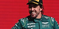 Fernando Alonso lacht auf dem Formel-1-Podium in der Saison 2023