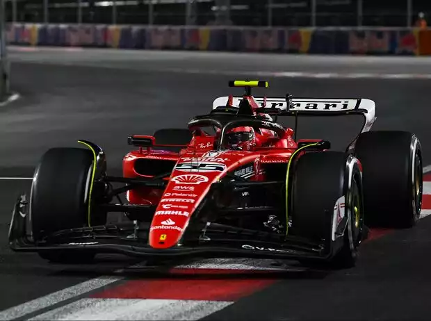 Carlos Sainz im Ferrari SF-23 beim Formel-1-Rennen in Las Vegas 2023 Titel-Bild zur News: Carlos Sainz im Ferrari SF-23 beim Formel-1-Rennen in Las Vegas 2023