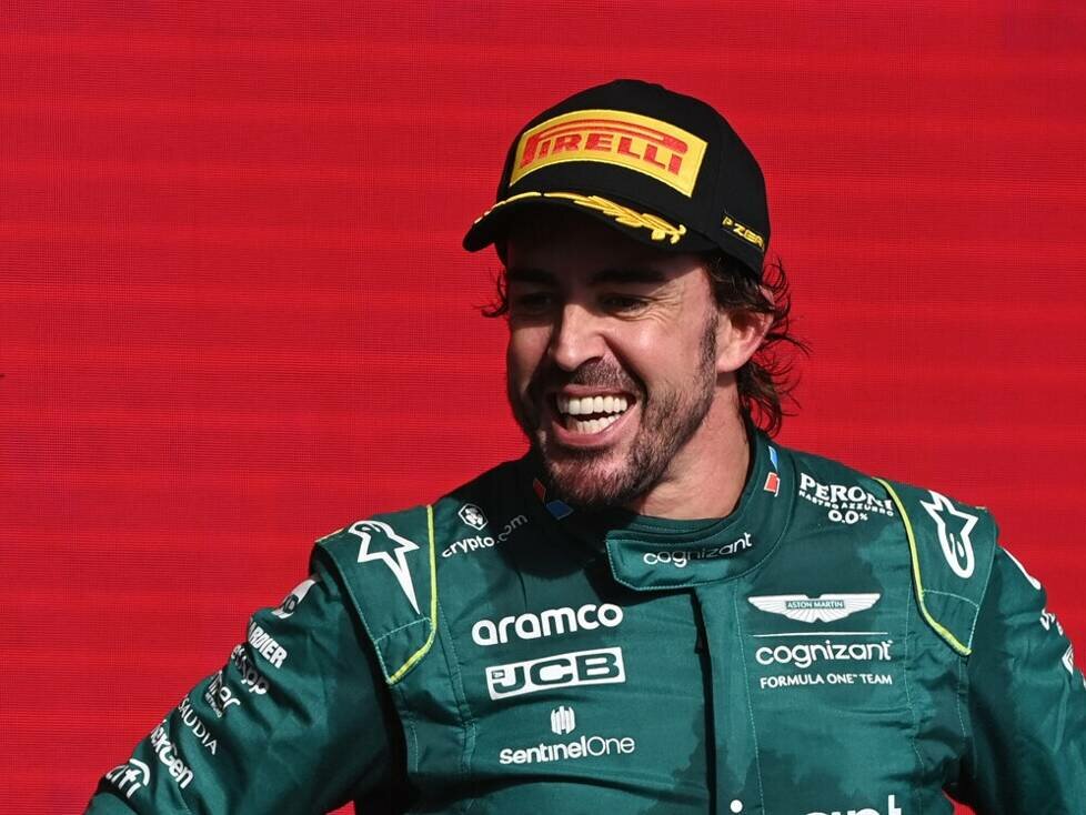 Fernando Alonso lacht auf dem Formel-1-Podium in der Saison 2023