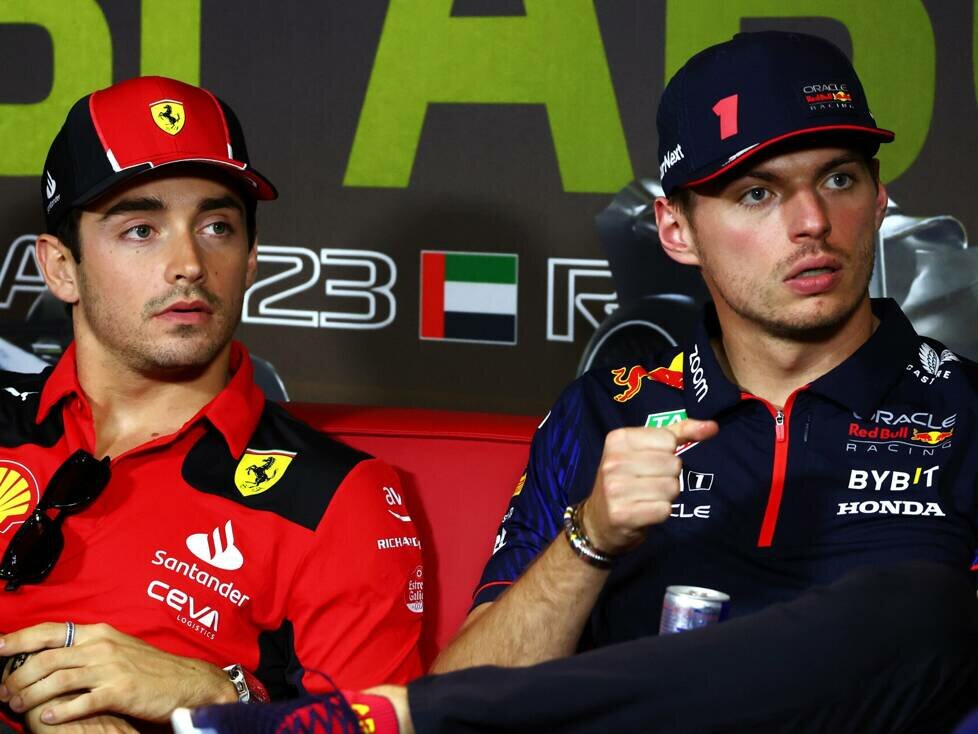 Charles Leclerc und Max Verstappen in der Formel-1-Pressekonferenz in Abu Dhabi 2023