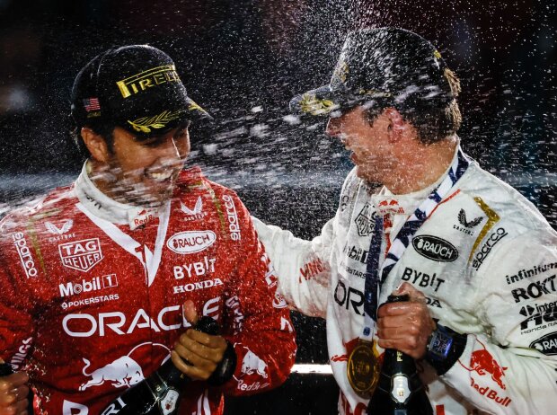 Titel-Bild zur News: Sergio Perez und Max Verstappen jubeln auf dem Formel-1-Podium in Las Vegas