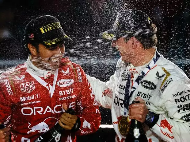 Sergio Perez und Max Verstappen jubeln auf dem Formel-1-Podium in Las Vegas Titel-Bild zur News: Sergio Perez und Max Verstappen jubeln auf dem Formel-1-Podium in Las Vegas