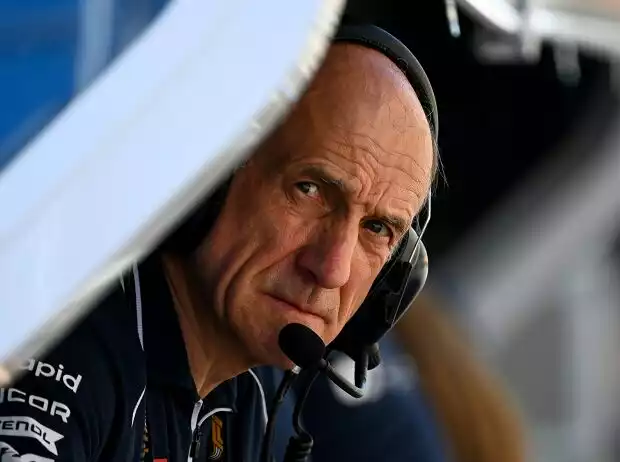 Titel-Bild zur News: Franz Tost an der Boxenmauer bei AlphaTauri