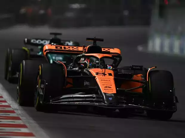 Titel-Bild zur News: Oscar Piastri im McLaren vor Lance Stroll im Aston Martin