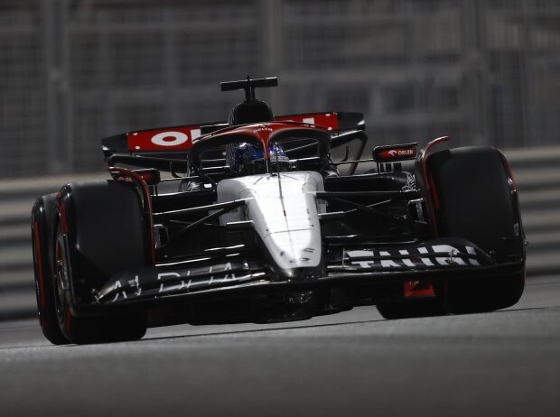 Titel-Bild zur News: Daniel Ricciardo im AlphaTauri AT04 beim Training in Abu Dhabi 2023
