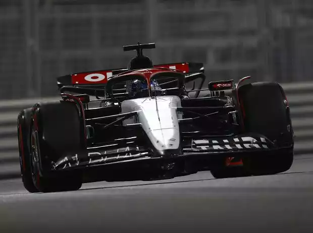 Daniel Ricciardo im AlphaTauri AT04 beim Training in Abu Dhabi 2023 Titel-Bild zur News: Daniel Ricciardo im AlphaTauri AT04 beim Training in Abu Dhabi 2023