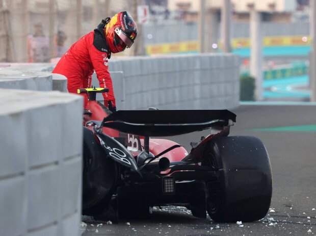 Titel-Bild zur News: Carlos Sainz nach seinem Unfall im Formel-1-Freitagstraining in Abu Dhabi 2023
