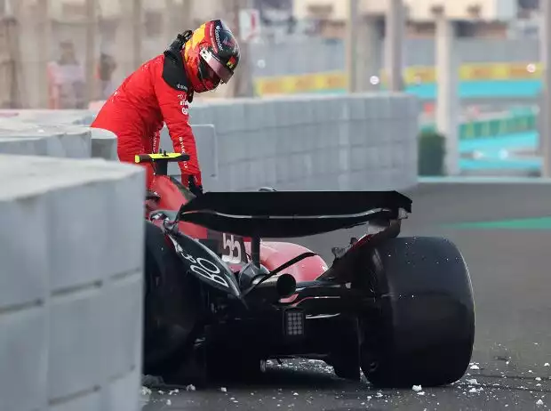 Carlos Sainz nach seinem Unfall im Formel-1-Freitagstraining in Abu Dhabi 2023 Titel-Bild zur News: Carlos Sainz nach seinem Unfall im Formel-1-Freitagstraining in Abu Dhabi 2023