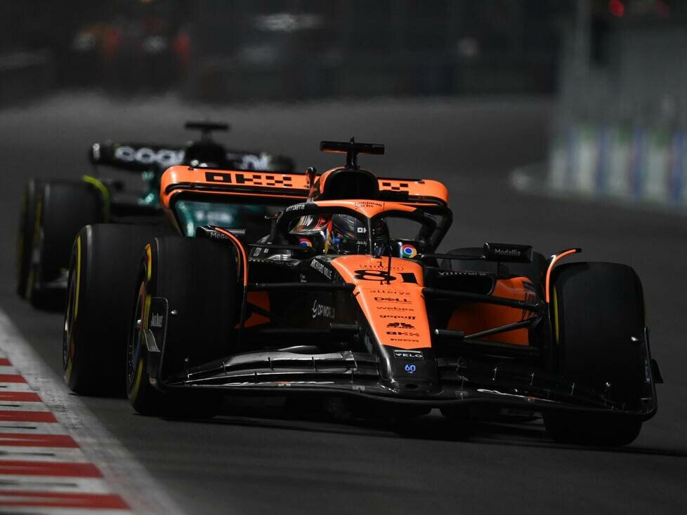 Oscar Piastri im McLaren vor Lance Stroll im Aston Martin