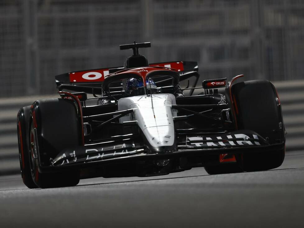 Daniel Ricciardo im AlphaTauri AT04 beim Training in Abu Dhabi 2023