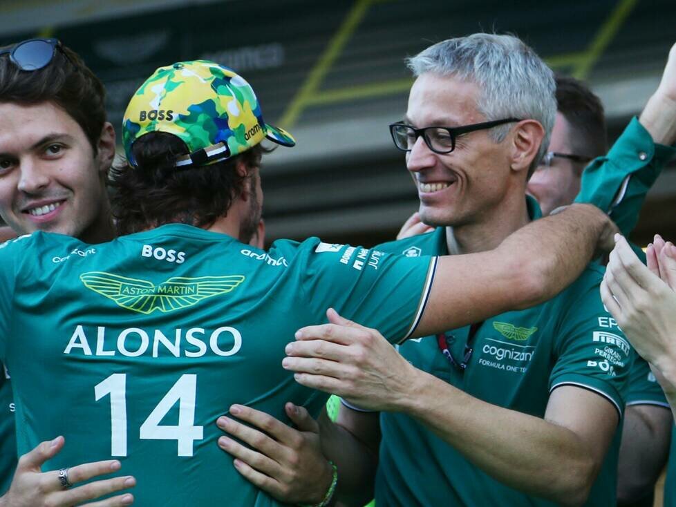 Felipe Drugovich, Fernando Alonso und Mike Krack jubeln