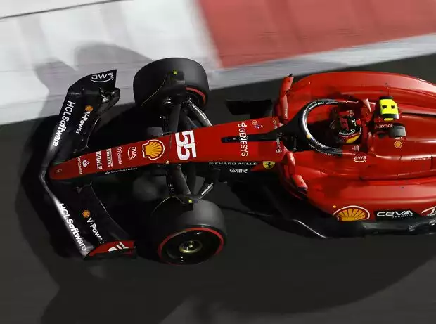 Carlos Sainz im Ferrari SF-23 beim Formel-1-Qualifying in Abu Dhabi 2023 Titel-Bild zur News: Carlos Sainz im Ferrari SF-23 beim Formel-1-Qualifying in Abu Dhabi 2023