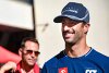 Bild zum Inhalt: Ricciardo scherzt über Sainz: Ist "immer der Böse" beim Behindern