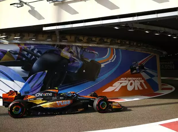 Lando Norris an der Boxenausfahrt in Abu Dhabi Titel-Bild zur News: Lando Norris an der Boxenausfahrt in Abu Dhabi