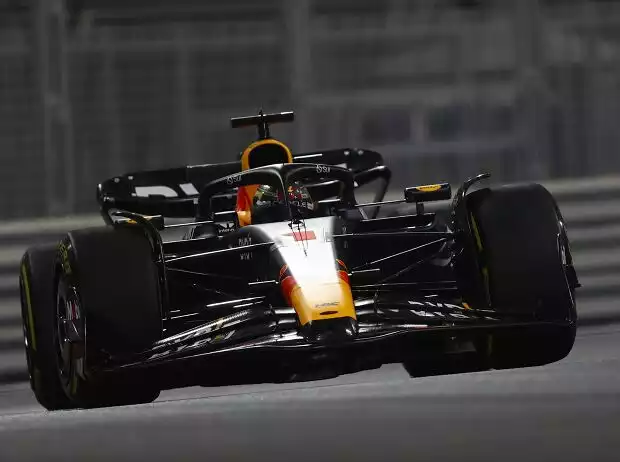 Max Verstappen (Red Bull RB19) beim Formel-1-Rennen in Abu Dhabi 2023 Titel-Bild zur News: Max Verstappen (Red Bull RB19) beim Formel-1-Rennen in Abu Dhabi 2023