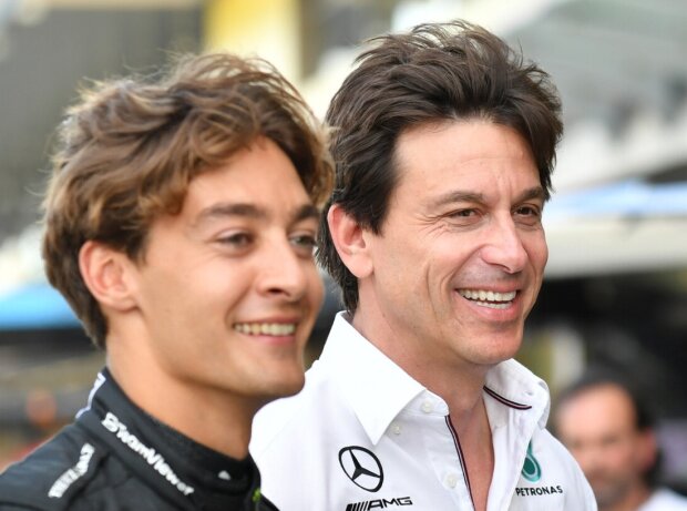 Titel-Bild zur News: George Russell mit Mercedes-Teamchef Toto Wolff beim Formel-1-Rennen in Abu Dhabi 2023