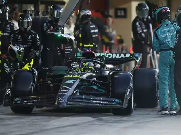 Lewis Hamilton (Mercedes W14) beim Formel-1-Rennen in Abu Dhabi 2023 Titel-Bild zur News: Lewis Hamilton (Mercedes W14) beim Formel-1-Rennen in Abu Dhabi 2023
