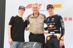 Kalle Rovanperä und Max Verstappen (Red Bull) mit Pirelli-Sportchef Mario Isola