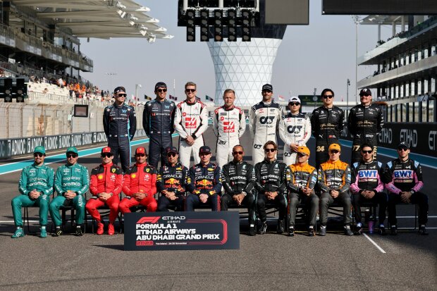 Guanyu Zhou Logan Sierżant Nico Hulkenberg Kevin Magnussen Daniel Ricciardo Yuki Tsunoda Valtteri Bottas Lance Stroll Fernando Alonso Charles Leclerc Carlos Sainz Sergio Perez Max Verstappen Lewis Hamilton George Russell Lando Norris Oscar Piastri Esteban Ocon Pierre Gasly Ferrari F1 Williams Williams F1Haas Haas F1AlphaTauri AlphaTauri F1Aston Martin AlphaTauri As tona Martin F1Red Bull Red Bull F1Mercedes Mercedes F1McLaren McLaren F1Alpine Alpine F1 ~ Guanyu Zhou (Alfa Romeo), Logan Sargent (Williams), Nico Hulkenberg (Haas), Kevin Magnussen (Haas), Daniel Ricciardo (AlphaTauri), Yuki Tsunoda (AlfaTauri)) , Valtteri Bottas (Alfa Romeo), Lance Stroll (Aston Martin), Fernando Alonso (Aston Martin), Charles Leclerc (Ferrari), Carlos Sainz (Ferrari), Sergio Perez (Red Bull), Max Verstappen (Red Bull), Lewis Hamilton (Mercedesa).  ), George Russell (Mercedes), Lando Norris (McLaren), Oscar Piastri (McLaren), Esteban Ocon (Alpine) i Pierre Gasly (Alpine) ~ 