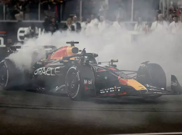 Max Verstappen macht Donuts nach dem Formel-1-Finale 2023 in Abu Dhabi Titel-Bild zur News: Max Verstappen macht Donuts nach dem Formel-1-Finale 2023 in Abu Dhabi