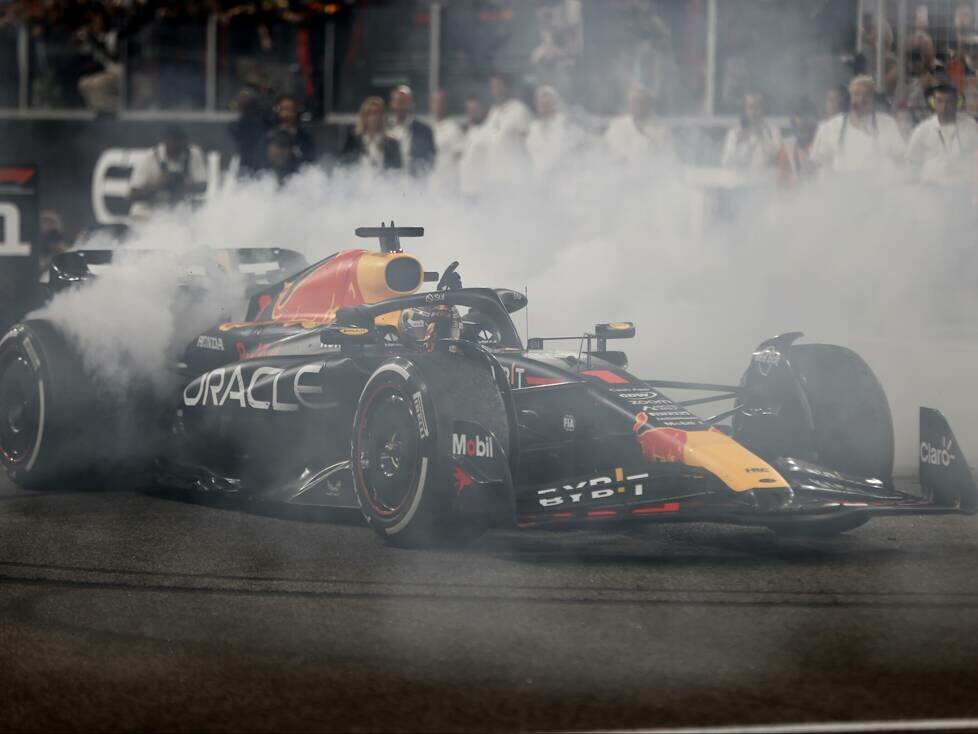 Max Verstappen macht Donuts nach dem Formel-1-Finale 2023 in Abu Dhabi
