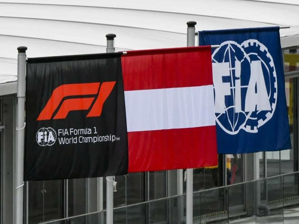 Die österreichische Nationalflagge zwischen Fahnen von Formel 1 und FIA