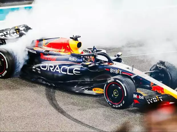 Max Verstappen jubelt nach dem Formel-1-Saisonfinale 2023 in Abu Dhabi Titel-Bild zur News: Max Verstappen jubelt nach dem Formel-1-Saisonfinale 2023 in Abu Dhabi