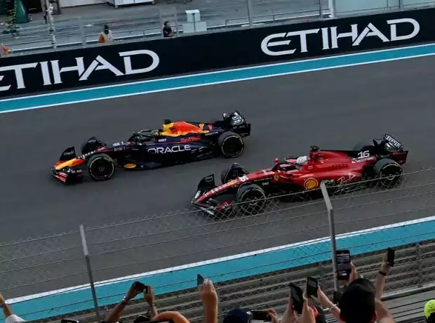 Max Verstappen und Charles Leclerc beim Formel-1-Rennen in Abu Dhabi 2023 Titel-Bild zur News: Max Verstappen und Charles Leclerc beim Formel-1-Rennen in Abu Dhabi 2023