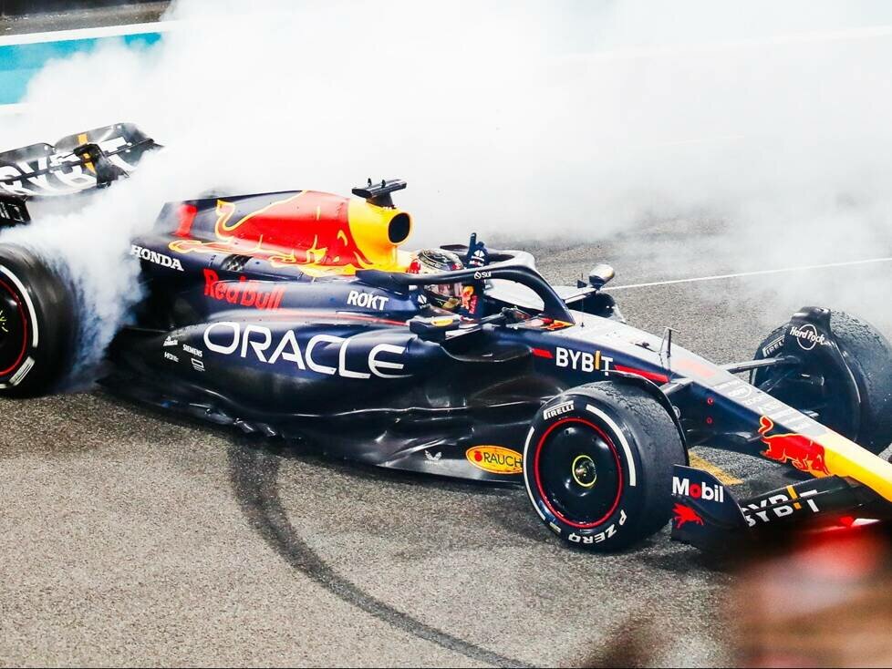 Max Verstappen jubelt nach dem Formel-1-Saisonfinale 2023 in Abu Dhabi