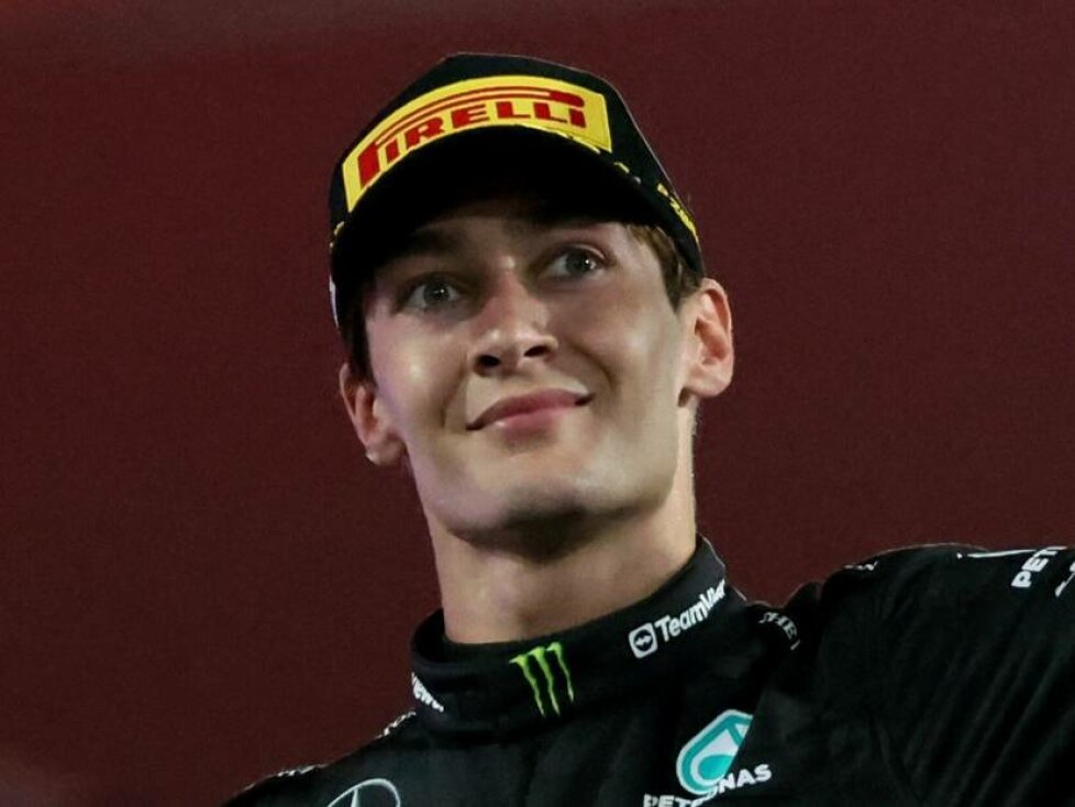 George Russell auf dem Formel-1-Podium in Abu Dhabi