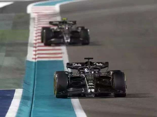 Guanyu Zhou, Valtteri Bottas Titel-Bild zur News: Guanyu Zhou, Valtteri Bottas