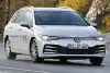 Bild zum Inhalt: VW Golf 8 Variant Facelift (2024) als Erlkönig erwischt